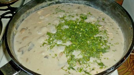 куриное филе в сметанном соусе на сковороде с грибами