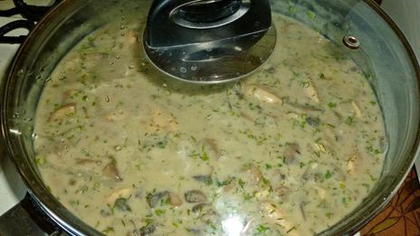 куриное филе в сметанном соусе на сковороде с грибами