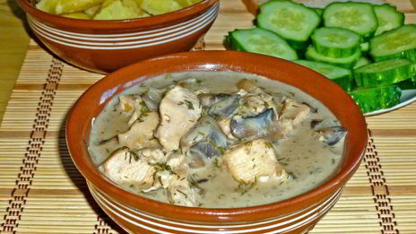 куриное филе в сметанном соусе на сковороде с грибами