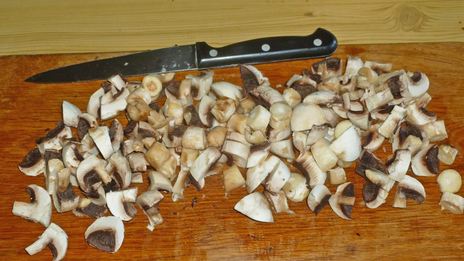 куриное филе в сметанном соусе на сковороде с грибами