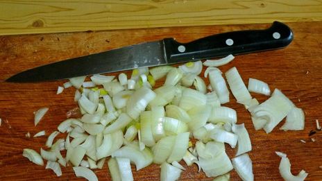 куриное филе в сметанном соусе на сковороде с грибами