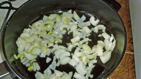 куриное филе в сметанном соусе на сковороде с грибами