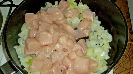 куриное филе в сметанном соусе на сковороде с грибами