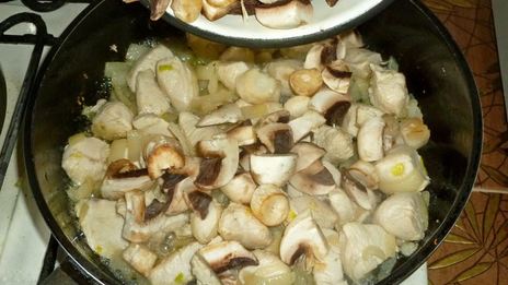 куриное филе в сметанном соусе на сковороде с грибами