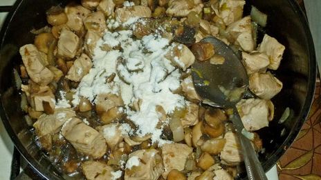 куриное филе в сметанном соусе на сковороде с грибами