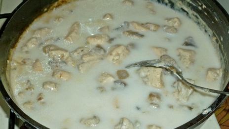 куриное филе в сметанном соусе на сковороде с грибами