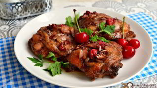 Куриные бедра запеченные в вишневом маринаде