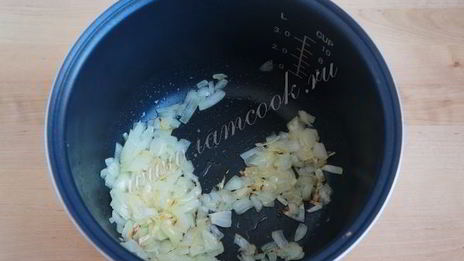 куриные голени утопленные в овощном гарнире