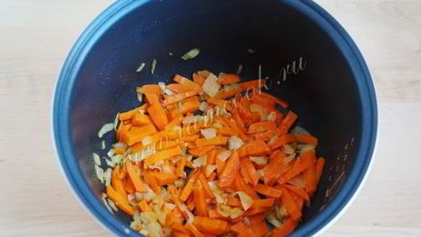 куриные голени утопленные в овощном гарнире