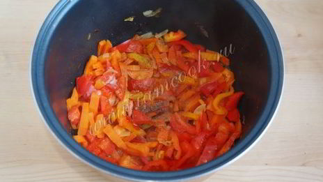 куриные голени утопленные в овощном гарнире