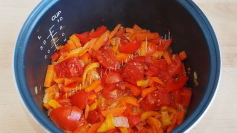 куриные голени утопленные в овощном гарнире