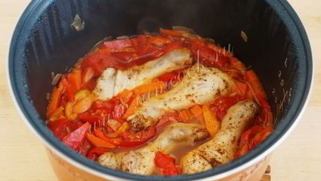 куриные голени утопленные в овощном гарнире