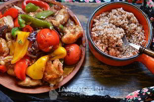 Куриные окорочка жаренные с овощами