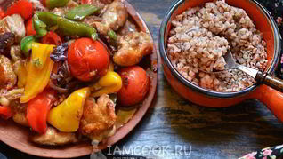 Куриные окорочка жаренные с овощами