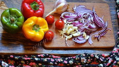 куриные окорочка жаренные с овощами