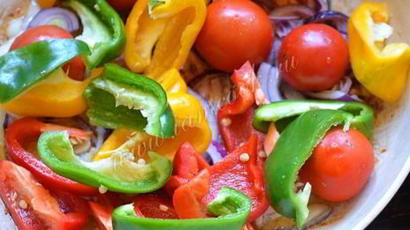 куриные окорочка жаренные с овощами