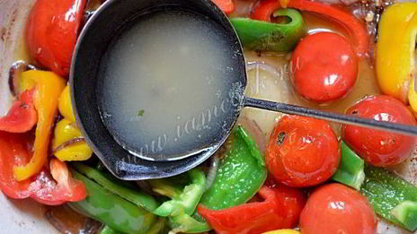 куриные окорочка жаренные с овощами