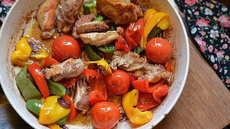 куриные окорочка жаренные с овощами