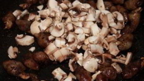 куриные сердечки в сливках