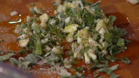 курица, фаршированная курагой и грецкими орехами