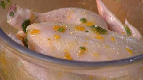 курица, фаршированная курагой и грецкими орехами