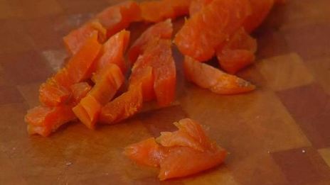 курица, фаршированная курагой и грецкими орехами