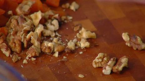 курица, фаршированная курагой и грецкими орехами