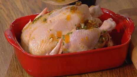 курица, фаршированная курагой и грецкими орехами