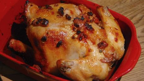 курица, фаршированная курагой и грецкими орехами