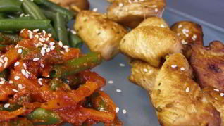 Курица на шпажках с соте из стручковой фасоли