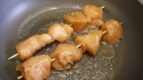 курица на шпажках с соте из стручковой фасоли