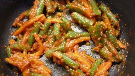 курица на шпажках с соте из стручковой фасоли