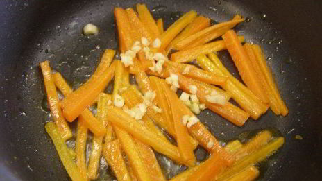 курица на шпажках с соте из стручковой фасоли