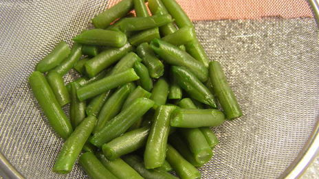 курица на шпажках с соте из стручковой фасоли