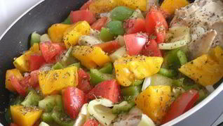 Курица, тушенная с овощами