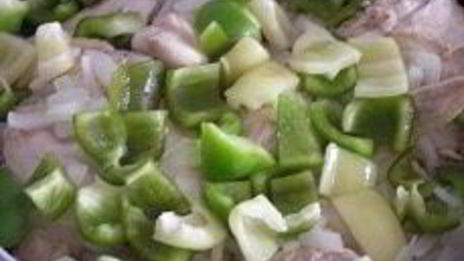 курица, тушенная с овощами