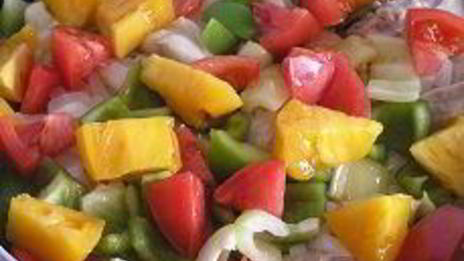 курица, тушенная с овощами