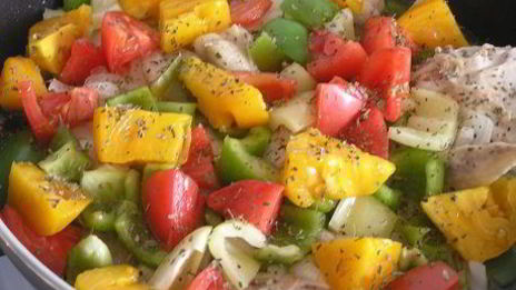 курица, тушенная с овощами