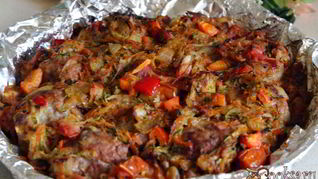 Мясные биточки, запеченные с овощами