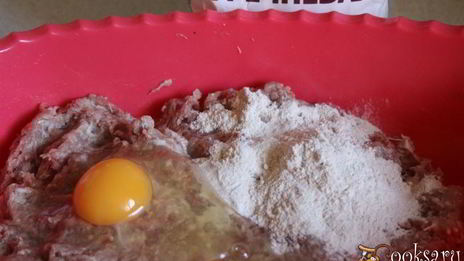 мясные биточки, запеченные с овощами