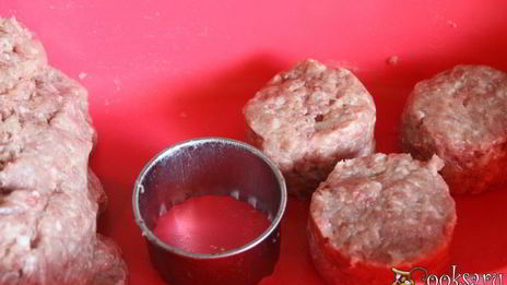 мясные биточки, запеченные с овощами