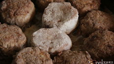 мясные биточки, запеченные с овощами