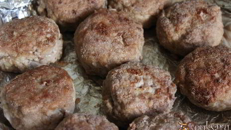 мясные биточки, запеченные с овощами