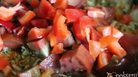 мясные биточки, запеченные с овощами