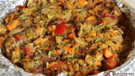 мясные биточки, запеченные с овощами