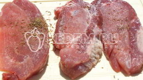 мясо на гриле с кинзой