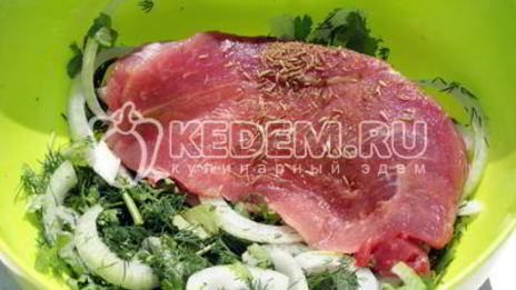 мясо на гриле с кинзой