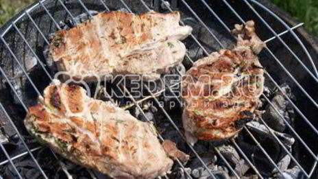 мясо на гриле с кинзой