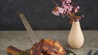 Рулька, запеченная в рукаве