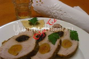 Свиная вырезка, фаршированная курагой и черносливом